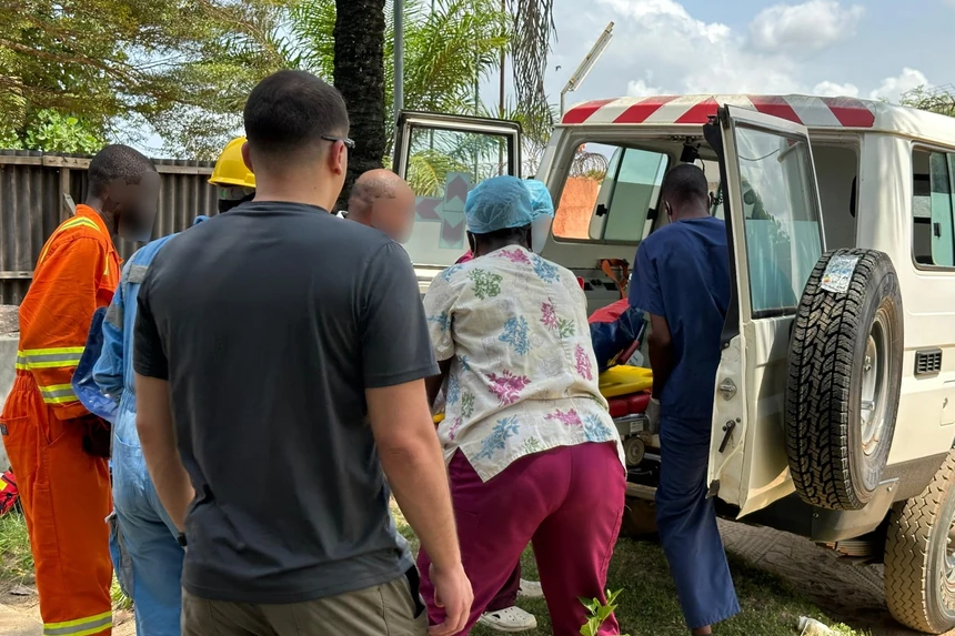 Une victime sur brancard chargée dans le véhicule d’évacuation du site