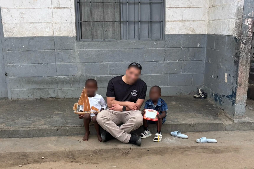 Remise de vêtements et de jouets à une fondation pour orphelins