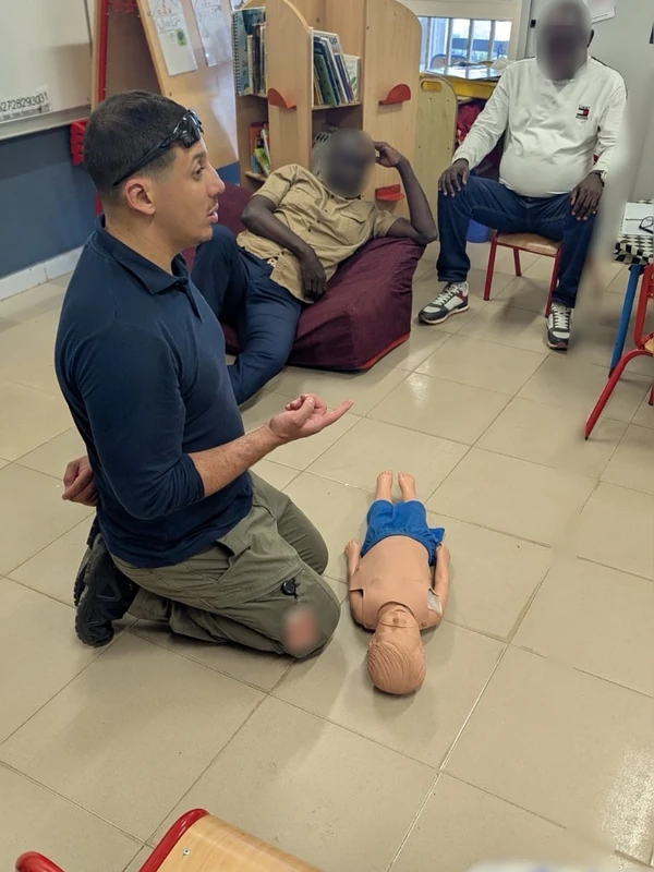 Hary anime un atelier de réanimation sur mannequin enfant