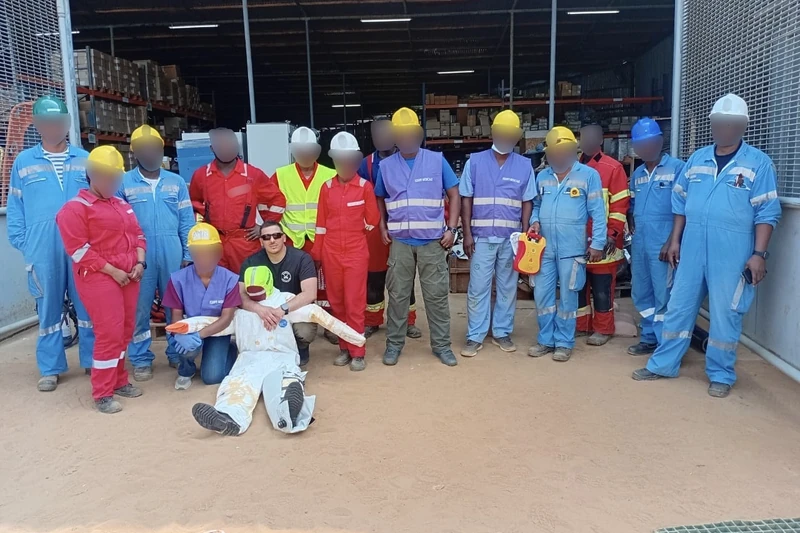 Groupe de stagiaires en fin de formation, victime de scénario au premier plan